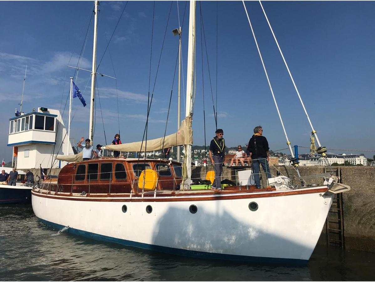 Port Deauville Yacht Vintage Bagian luar foto