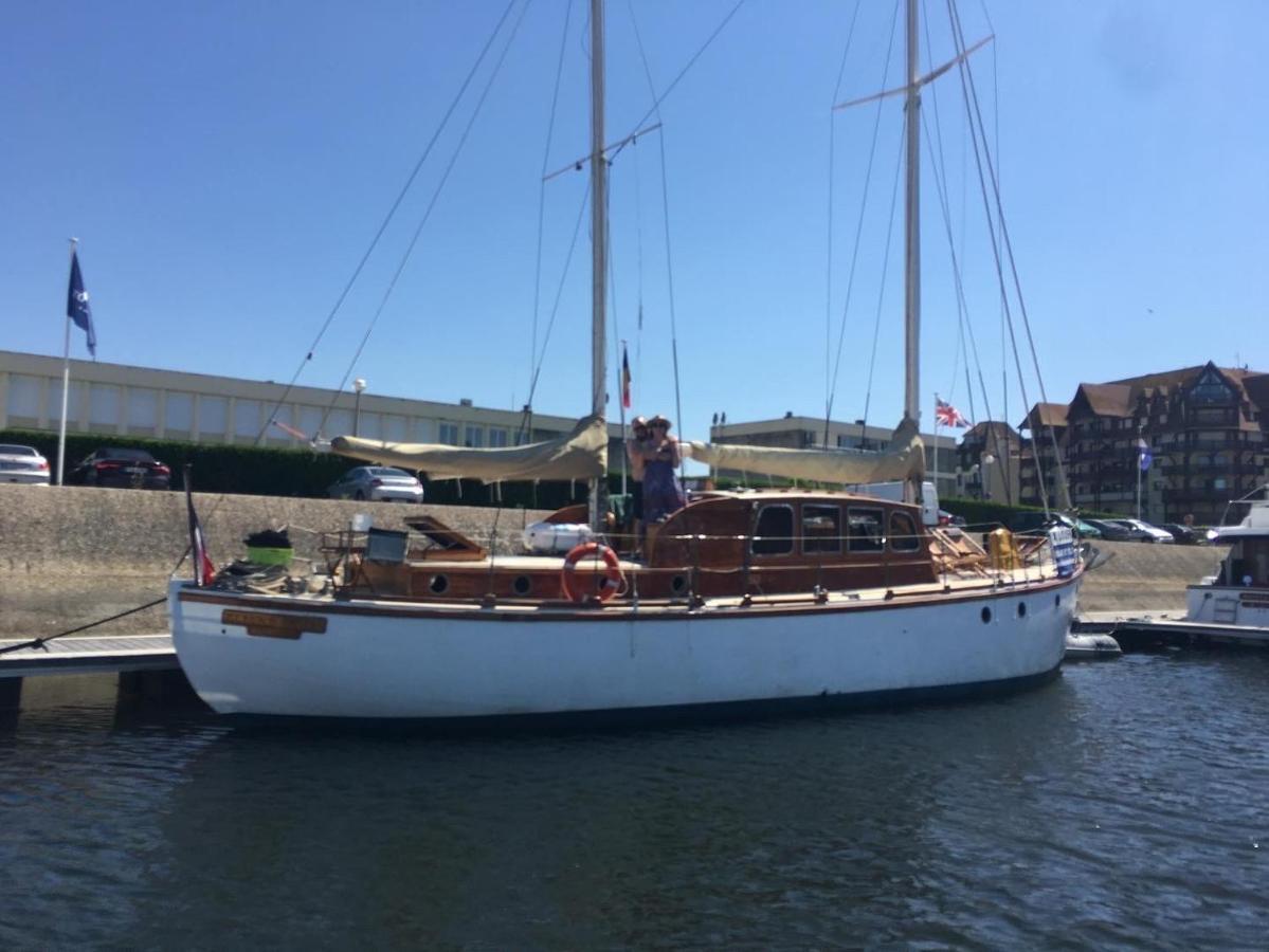 Port Deauville Yacht Vintage Bagian luar foto