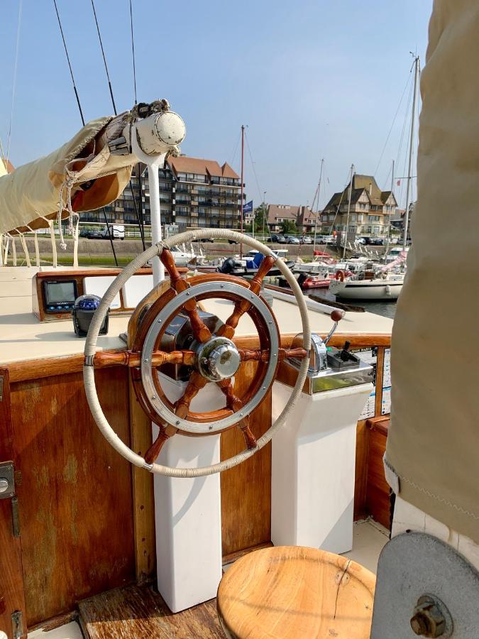 Port Deauville Yacht Vintage Bagian luar foto