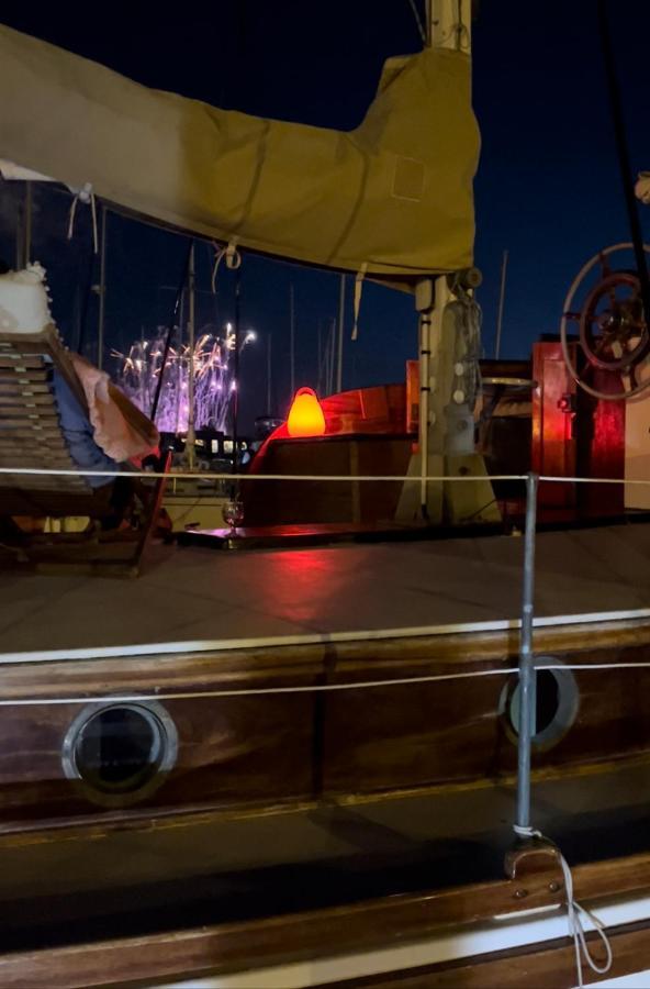 Port Deauville Yacht Vintage Bagian luar foto